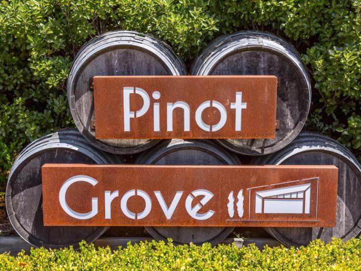 Pride Of Pinot - Martinborough Holiday Home Luaran gambar